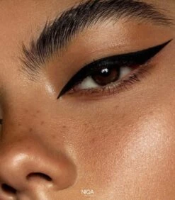 NIQA - Liquid Eyeliner Nightfall - Cat Eye Look - Vegan & Halal 12 NIQA - Liquid Eyeliner Nightfall - Cat Eye Look - Vegan & Halal -Poeder - Foundation Winkel 1050x1200 3