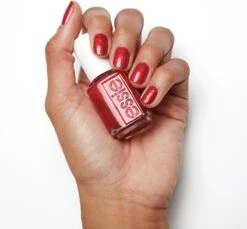 Essie Winter Collection Nagellak – 667 Knotty Or Nice - Rode Glitter Nagellak -Poeder - Foundation Winkel 1200x1111