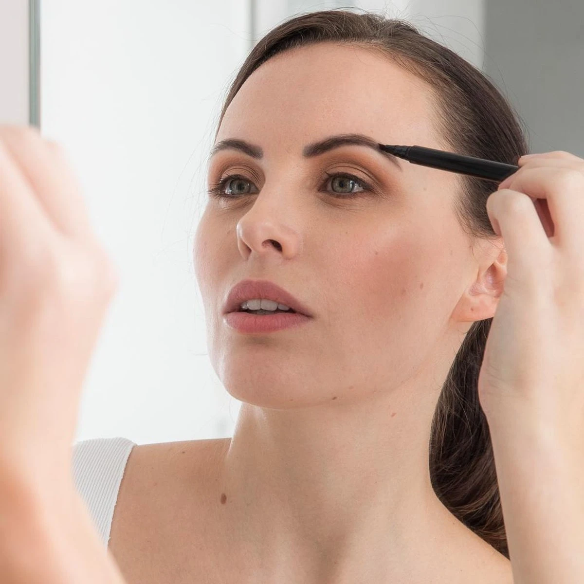 Eyebrow Magic Wenkbrauwpen - Donker Bruin 6 Eyebrow Magic Wenkbrauwpen - Donker Bruin - Afbeelding 4