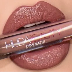 Huda Beauty Demi Matte Cream Lipstick - Révolutionnaire 14 Huda Beauty Demi Matte Cream Lipstick - Révolutionnaire -Poeder - Foundation Winkel 1200x1200 295