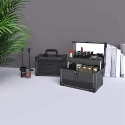Make Up Koffer- Make Up Organizer- Beautycase -zwart -Make-upkoffer- Multifunctionele Koffer- Make-upkoffer- Sieradenkoffer- Kapperskoffer- Afneembare Schouderriem- Klassieke Zwarte Beautycase 13 Make Up Koffer- Make Up Organizer- Beautycase -zwart -Make-upkoffer- Multifunctionele Koffer- Make-upkoffer- Sieradenkoffer- Kapperskoffer- Afneembare Schouderriem- Klassieke Zwarte Beautycase -Poeder - Foundation Winkel 1200x1200 689