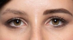 Eyebrow Magic Wenkbrauwpen - Donker Bruin 11 Eyebrow Magic Wenkbrauwpen - Donker Bruin -Poeder - Foundation Winkel 1200x666 1