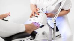 SUNfeet UV Lamp Op Statief - Lamp Voor Gelnagels 80W - LED Lamp Nagels - Gellak Lamp - Nageldroger - Wit -Poeder - Foundation Winkel 1200x674 2