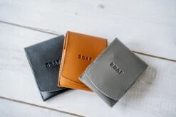 Merkloos Manicure Set - Travel Kit - Luxe 4-delige Set - Met Lederen Opbergetui - Voor Handverzorging - Voetverzorging - Gezichtsverzorging - Nagelschaartje -Poeder - Foundation Winkel 1200x800 27