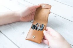 Merkloos Manicure Set - Travel Kit - Luxe 4-delige Set - Met Lederen Opbergetui - Voor Handverzorging - Voetverzorging - Gezichtsverzorging - Nagelschaartje -Poeder - Foundation Winkel 1200x800 29