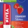 Nivea - Labello Strawberry Shine Lippenbalsem - 5,5 Ml Stick - Lipbalsem - Lipbalm - Lipverzorging - Verrijkt Met Shea Boter En Bio Jojoba Olie -Poeder - Foundation Winkel 750x1200 1