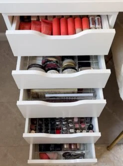 Jumanah® Collections - "Sorted" Large Lip Set - Make Up Organizer - Ladeverdeler - Lade Organizer - Transparant - Acryl - Kunststof - Ikea Alex 5 Ladeblok -Poeder - Foundation Winkel 893x1200