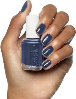 Essie Winter Collection 201 Bobbing For Baubles - Saffierblauw - Nagellak -Poeder - Foundation Winkel 924x1200 3